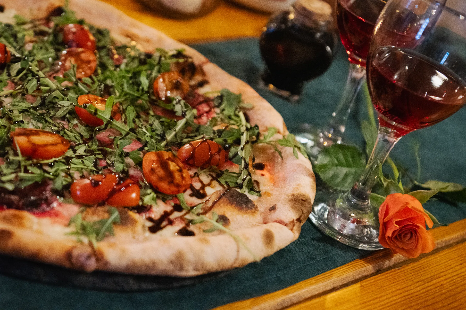 Pizza Doppia Scuola w Milanówku. Autorski styl Naoliwieni